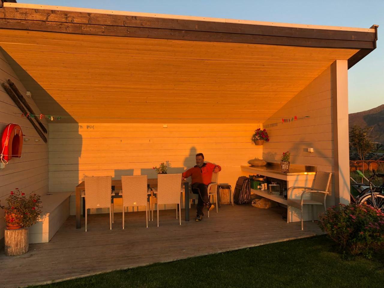 Tinebua Basecamp Senja Vandrarhem Berg  Exteriör bild